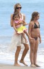 Дениз Ричардс с дочерьми на пляже в Малибу