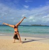 Жизель Бундхен занимается гимнастикой на пляже