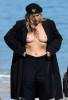 Кейт Мосс с голой грудью на съемках