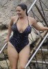 Топ-модель Келли Брук выгуливает купальник на курорте