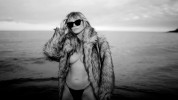 50-летняя Хайди Клум устроила эротическую фотосессию в море, надев шубу и трусы