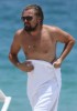 Леонардо ди Каприо укрывается полотенцем на пляже