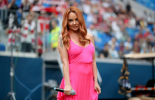 Певица МакSим в платье без лифчика на выступлении перед Суперкубком России по футболу