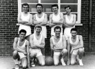 Мик Джаггер на уроке физкультуры (первый справа в верхнем ряду), 1960 год