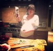 Беременная Милла Йовович веселится во время готовки