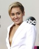 Майли Сайрус пришла на церемонию American Music Awards в пиджаке на голое тело