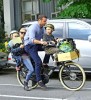 Наоми Уоттс с супругом Ливом Шрайбером и двумя детьми на одном велосипеде
