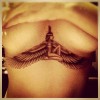 Певица Рианна сделала татуировку на груди