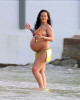 Беременная Рианна на пляже в Барбадосе