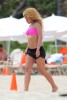 Шакира впервые после родов появилась на пляже в бикини