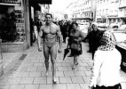 Ретрофото. Арнольд Шварценеггер гуляет по Мюнхену в плавках, пропагандируя культуризм и привлекая клиентов в тренажерный зал. 1967 год