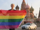 Тильда Суинтон с флагом сексуальных меньшинств на Красной площади