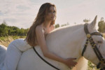 Алена Водонаева устроила эротическую фотосессию на коне