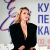 Алина Загитова пришла на Кубок Первого канала в пиджаке на голое тело