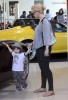 Кристина Агилера с мужем и сыном выбирает новый Ferrari (ФОТО)