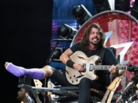 Ортопед Дэйва Грола выступил на концерте Foo Fighters (ВИДЕО)
