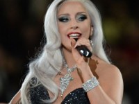 Леди Гага оголила грудь во время прогулки (ФОТО)