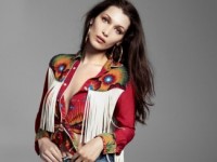 Белла Хадид выпустила первую коллекцию одежды