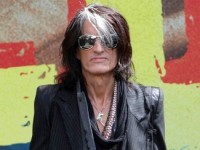 Гитарист Aerosmith Джо Перри упал в обморок на концерте