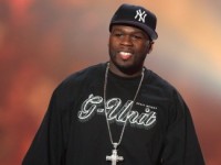 50 Cent на своем концерте ударил фанатку (ВИДЕО)