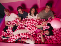 «Быть странным — новая нормальность»:  группа SNOWBOX выпустила новый альбом