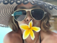 Холли Берри отметила 59-летие и показала фигуру в купальнике