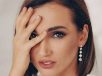 47-летняя Анфиса Чехова выложила фото в мини-платье с глубоким декольте