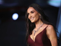 62-летняя Деми Мур появилась на церемонии в платье с глубоким декольте (ФОТО)