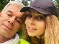 56-летняя супруга Олега Газманова показала фигуру в полупрозрачном купальнике