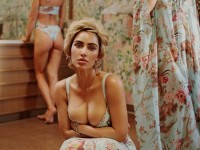 Ким Кардашьян и ее 69-летняя мать подверглись критике за групповую фотосессию в купальниках