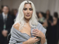 Ким Кардашьян выложила в соцсети фотографию в бюстгальтере и колготках
