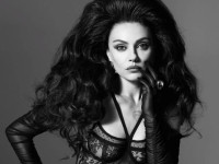 Мила Кунис похвасталась откровенным декольте на обложке Flaunt Magazine