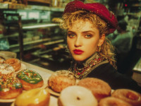 Правда ли, что певица Мадонна подрабатывала продавщицей пончиков?