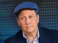 Комик Роб Шнайдер попал в рехаб из-за алкоголизма
