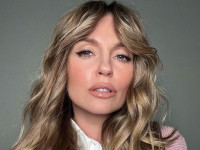 Певица Саша Савельева похвасталась фигурой в бикини