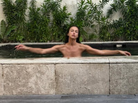 Ирина Шейк в бикини и без него отдыхает в тропиках