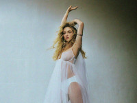 Аманда Сейфрид в «голом» платье снялась для Flaunt Magazine (15 ФОТО)