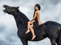 Жена Канье Уэста голой оседлала лошадь для дебютной съемки в Vanity Fair