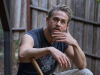 Стильный домосед Чарли Ханнэм в фотосессии для Tudum Magazine (10 ФОТО)