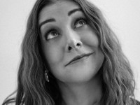 Звезда сериала «Как я встретил вашу маму» примерила модные образы для глянца (10 ФОТО)