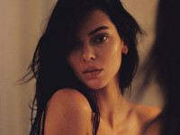 Кендалл Дженнер показала себя полностью обнаженной в стильной фотосессии