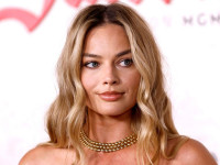 Готическая Барби: Марго Робби поразила сеть мини‑платьем и ярким чокером