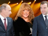 Путин с Медведевым подвинули Пугачеву