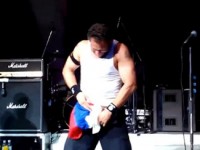 Басист Bloodhound Gang подтерся российским флагом. Выступление группы на KUBANA отменено