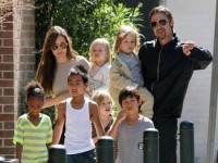 Анджелина Джоли и Брэд Питт собираются снова усыновить ребенка