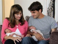 Роджер Федерер и Мирка Вавринец впервые показали своих дочерей (ФОТО)