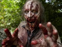 Рекламу сериала «Ходячие мертвецы» разместили на стене похоронного бюро