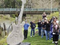Курту Кобейну установили монумент в виде гитары (ФОТО)