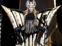 Мадонна продолжает оголяться на сцене (ФОТО)			