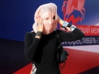 На открытие Московского кинофестиваля пришла женщина в маске «Pussy Riot» (2 ФОТО)